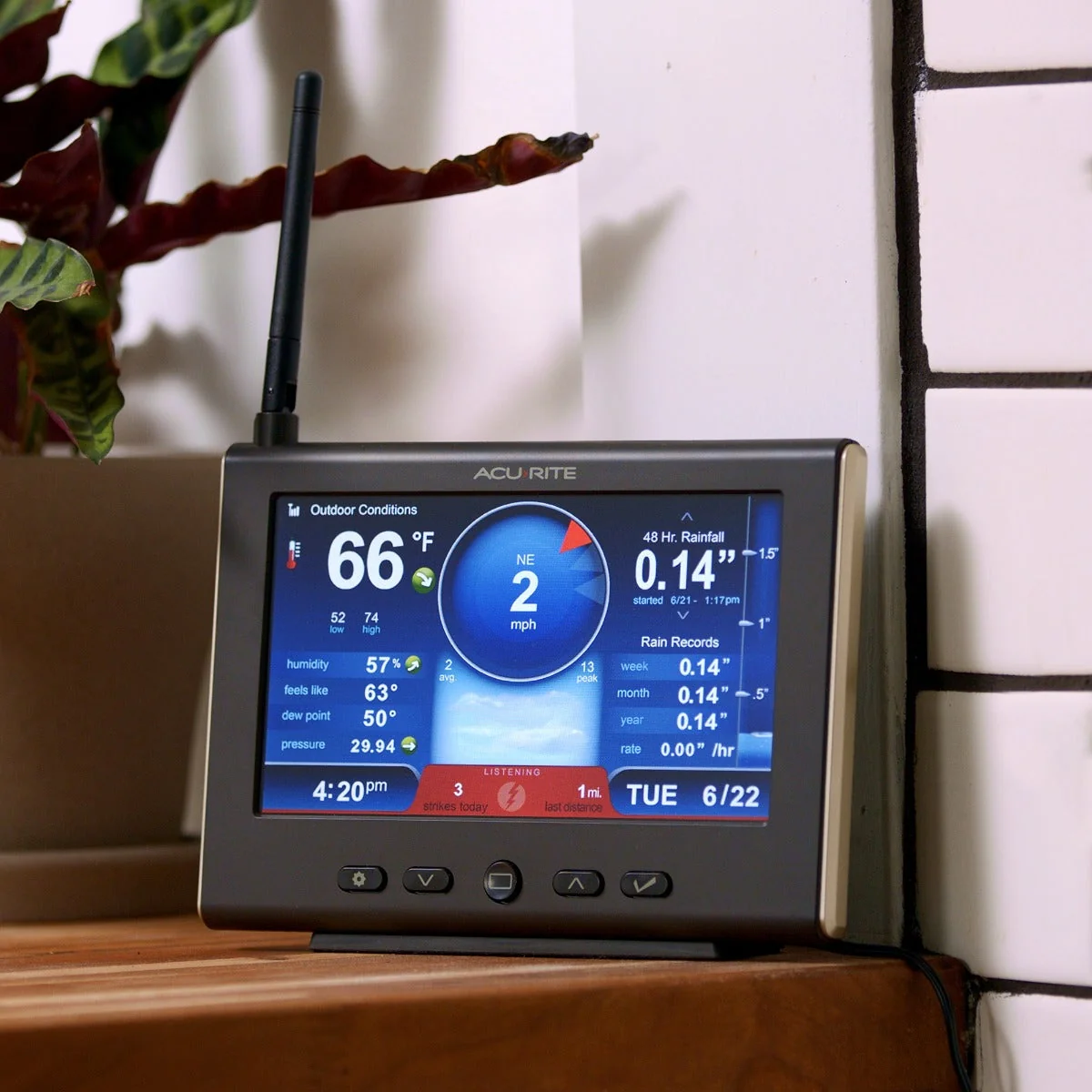 AcuRite Iris (5-in-1) Weather Station with HD Display and Solar Power Pack - Image 4